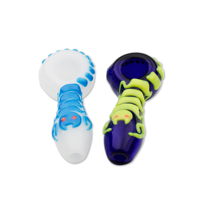 Smoking hand pipe in the dark G002