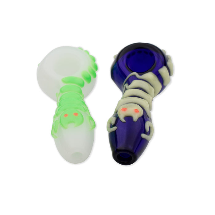 Smoking hand pipe in the dark G002