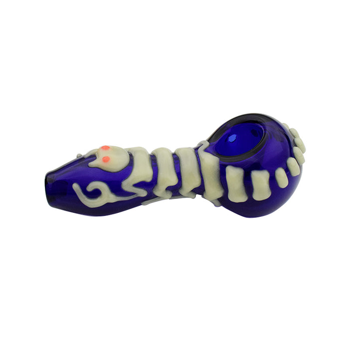 Smoking hand pipe in the dark G002